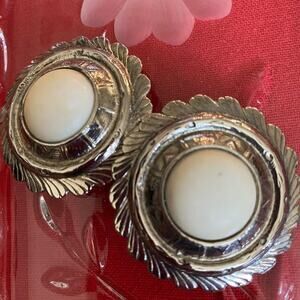 Sterling silver Concha Scalloped Edge White center clip on earrings